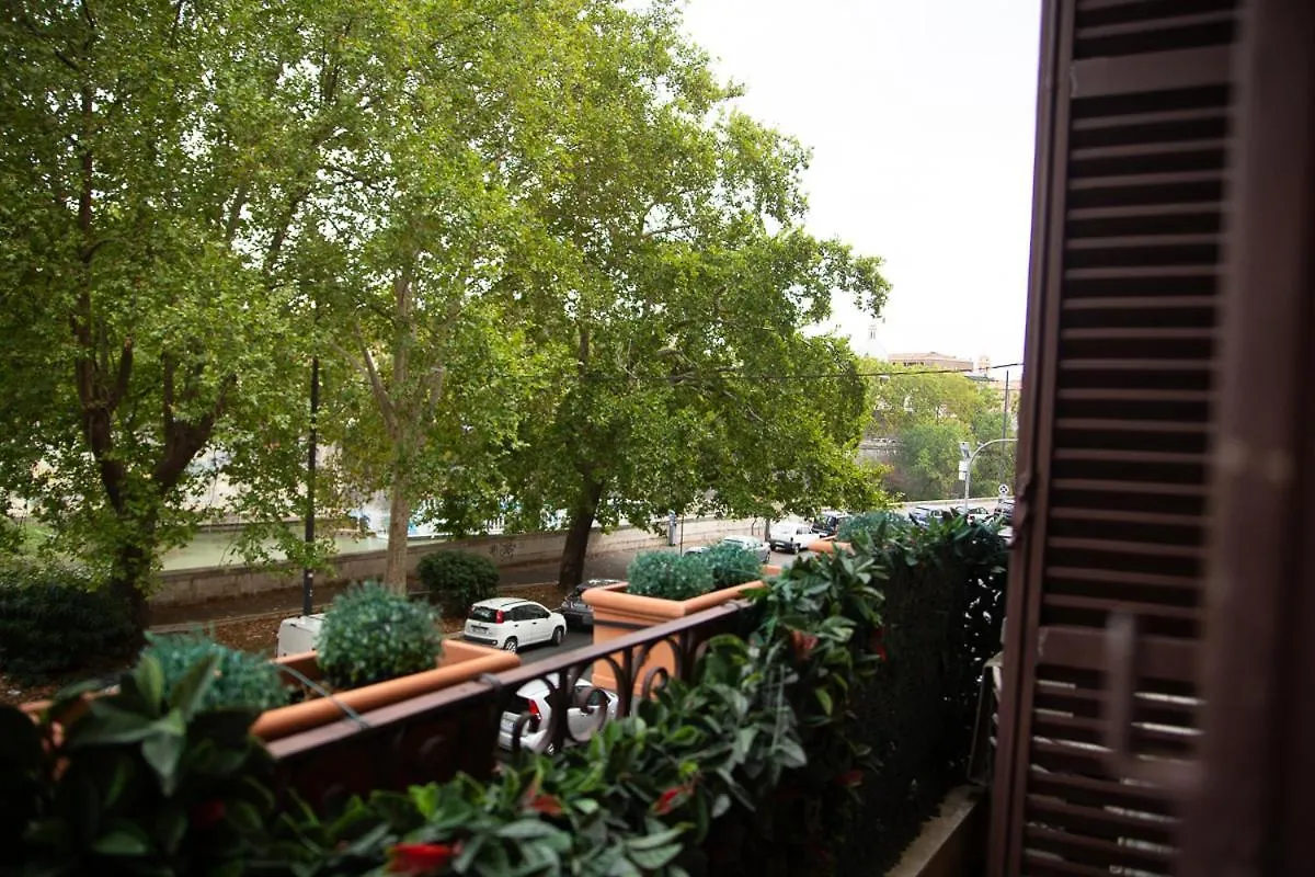Luxury On The River Roma 3*,
